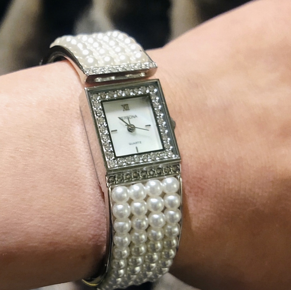 Persona Quartz Feux Pearl Watch